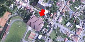 Zimní stadion z leteckého pohledu. Jeho zajímavostí je tvar střechy.